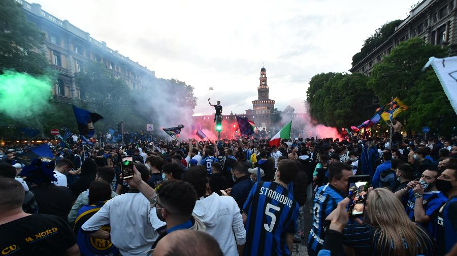 Torcedores da Inter de Milão comemoram a conquista do Campeonato Italiano - Anadolu Agency via Getty Images