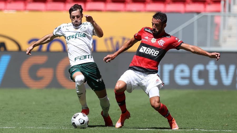 Matías Viña, do Palmeiras, disputa bola com Isla, do Flamengo, na final da Supercopa do Brasil 2021 - Cesar Greco / Palmeiras