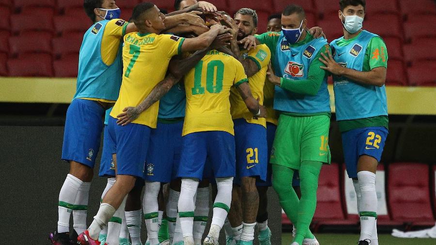 Neymar comemora com os companheiros o segundo gol do Brasil contra o Equador - Buda Mendes/Getty Images