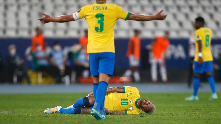 Neymar no chão após sofrer falta de jogador do Peru em partida do Brasil - Wagner Meier/Getty Images