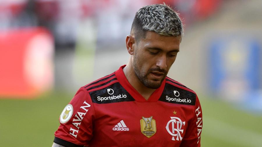 Arrascaeta lamenta lance em duelo entre Flamengo e São Paulo - DHAVID NORMANDO/FUTURA PRESS/ESTADÃO CONTEÚDO
