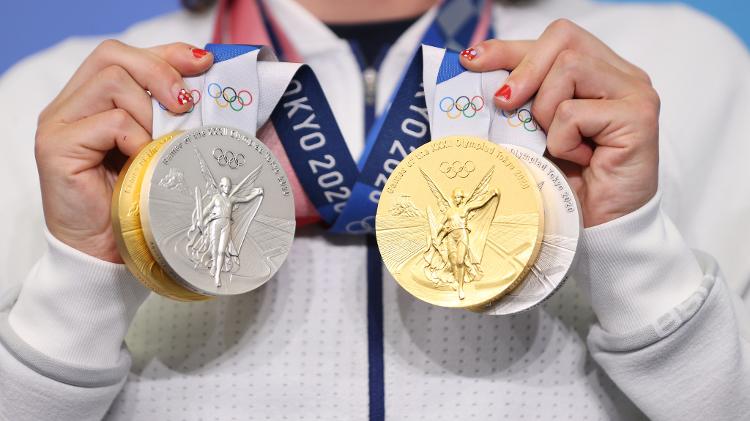 Katie Ledecky mostra suas medalhas de Tóquio. Em Paris, até agora, só um bronze