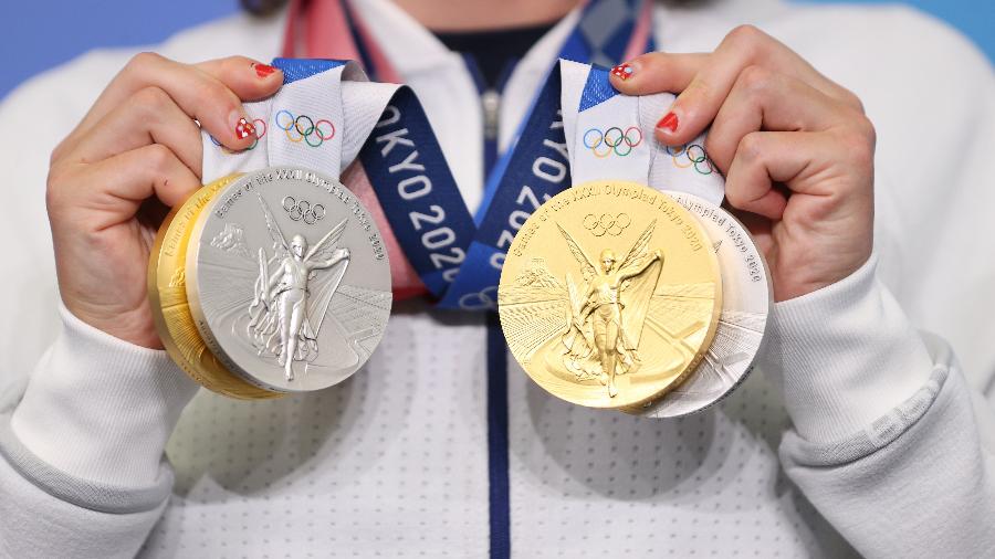 Nadadora norte-americana Katie Ledecky exibe suas medalhas conquistadas em Tóquio - Laurence Griffiths/Getty Images