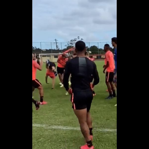 Hernanes dá cambalhotas para escapar de "boas-vindas" no Sport