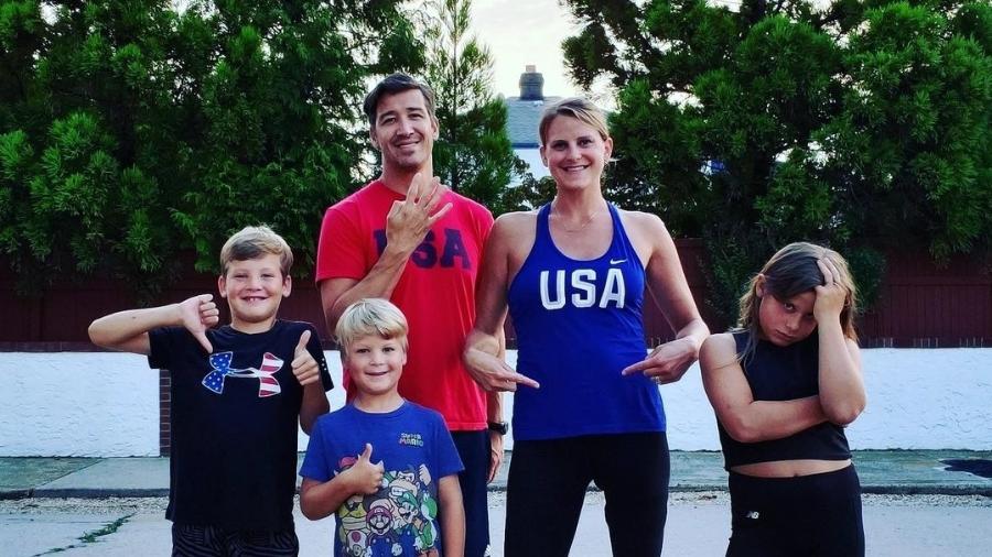 Lora Webster, jogadora americana, com marido e os três filhos - Reprodução/Instagram