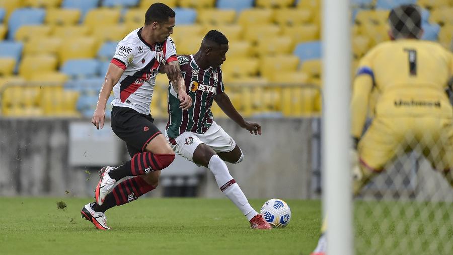 Luiz Henrique, do Fluminense, arrisca chute a gol contra o Atlético-GO no Maracanã - ANDRÉ FABIANO/CÓDIGO19/ESTADÃO CONTEÚDO