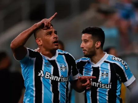 O Jogo da Velha dos jogadores!  Você venceria o nosso Jogo da Velha? 🤣  Tem que escolher um jogador que tenha passado pelos dois times e não  vale o Diego Souza!