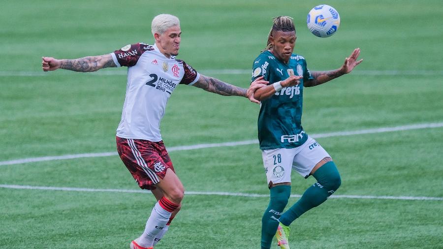 Pedro e Danilo disputam lance em Palmeiras x Flamengo pelo Brasileirão - Marcello Zambrana/AGIF