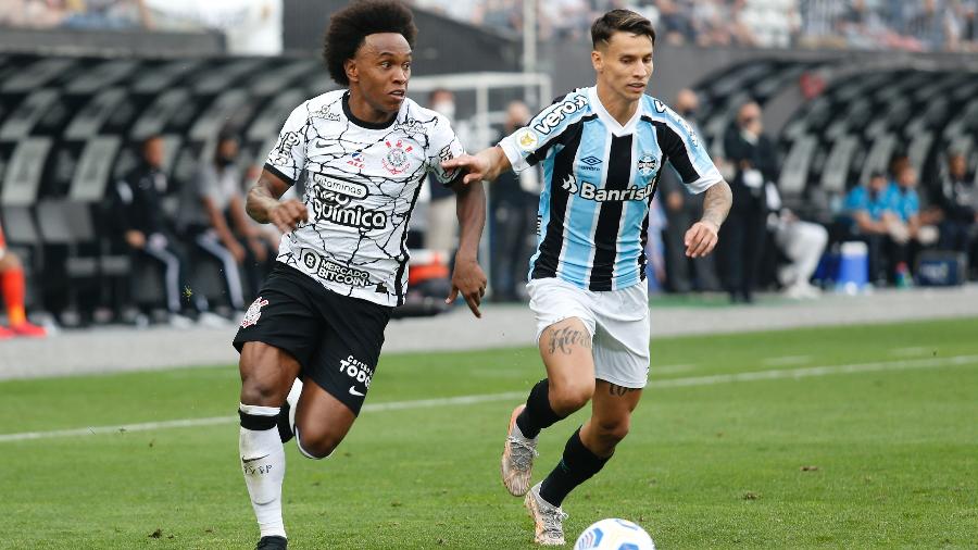 Willian tenta escapar da marcação na partida entre Corinthians e Grêmio - LUIS MOURA/WPP/ESTADÃO CONTEÚDO