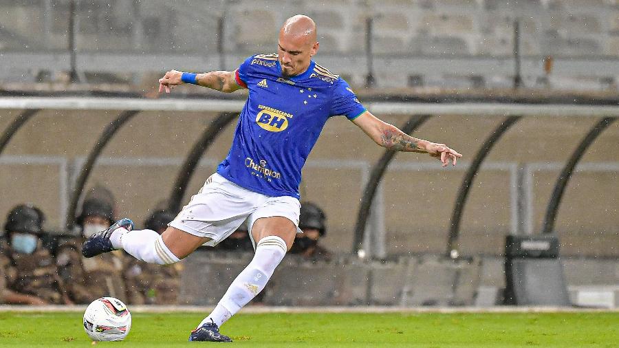 Zagueiro Maicon, do Cruzeiro, tenta lançamento na partida contra o Democrata, pelo Campeonato Mineiro - GLEDSTON TAVARES/FRAMEPHOTO/FRAMEPHOTO/ESTADÃO CONTEÚDO