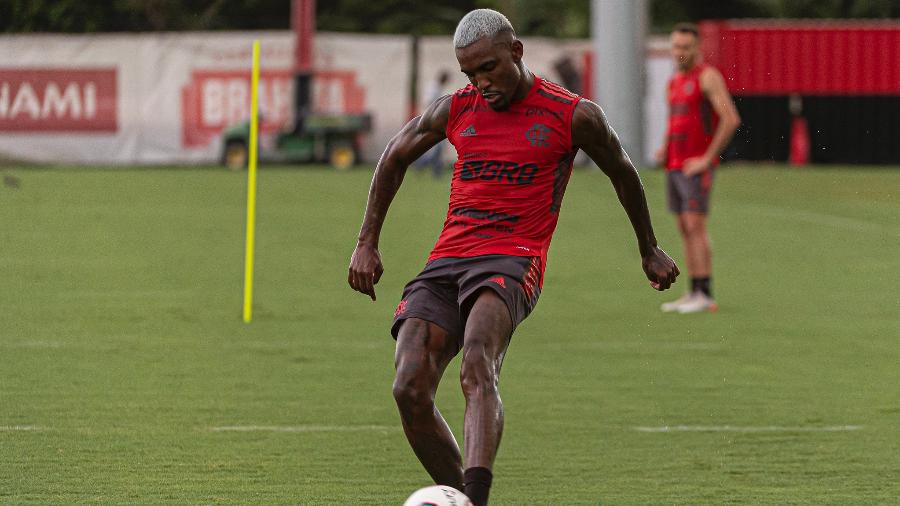 Ramon, lateral-esquerdo do Flamengo, durante treino no Ninho do Urubu - Paula Reis / Flamengo