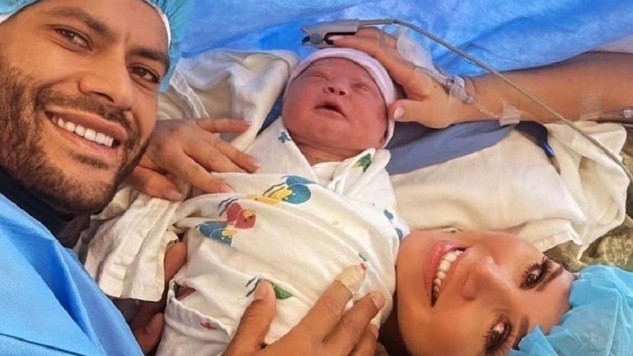 Jogador celebrou nascimento de Zaya, fruto de seu relacionamento com Camila Ângelo, sobrinha da ex do atacante - Reprodução/Instagram