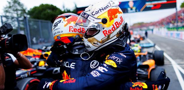 Max Verstappen e Sergio Pérez comemoram a dobradinha da Red Bull em Ímola
