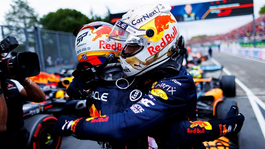 Max Verstappen e Sergio Pérez comemoram a dobradinha da Red Bull em Ímola - Divulgação/Red Bull