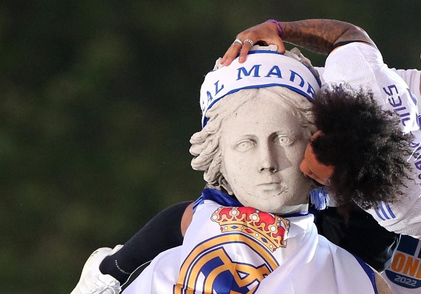 Estátua de Cibeles ganha beijinho do lateral brasileiro Marcelo após o Real Madrid conquistar mais um título espanhol - Isabel Infantes/Reuters