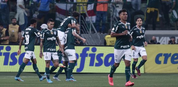 Jogadores do Palmeiras comemoram gol contra o Atlético-GO no Brasileirão