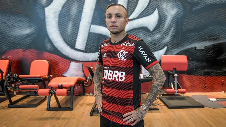 Everton Cebolinha posa com a camisa do Flamengo - Alexandre Vidal/CRF