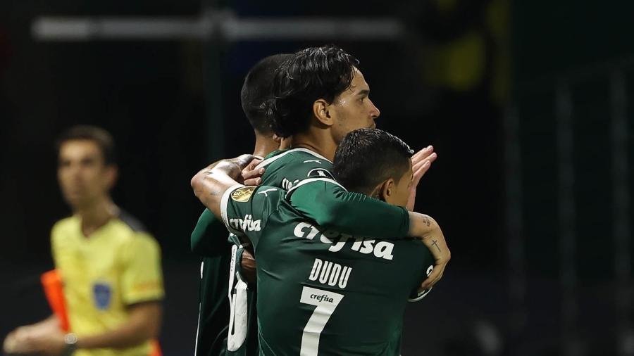Jogadores do Palmeiras comemoram gol do zagueiro Gustavo Gómez contra o Cerro Porteño, pelas oitavas da Libertadores - Cesar Greco
