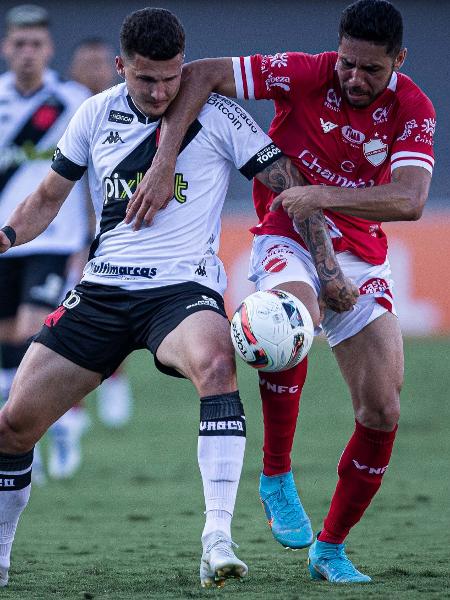 Danilo Boza e Neto Pessoa brigam pela bola em Vasco x Vila Nova, confronto da Série B do Brasileirão - Heber Gomes/AGIF