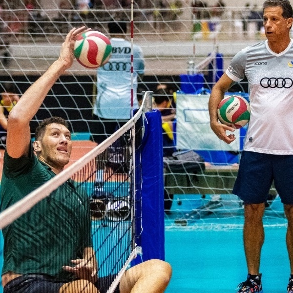 Gigante de 2,37 metros é tratado como joia para fazer história na seleção  de vôlei paralímpica