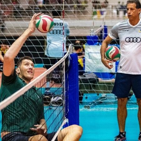 Ninão em treino com a seleção de vôlei