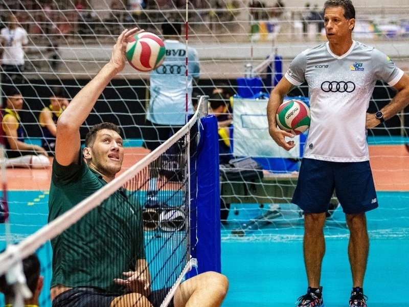 Homem mais alto do Brasil estreia no vôlei sentado por ouro em Paris-2024