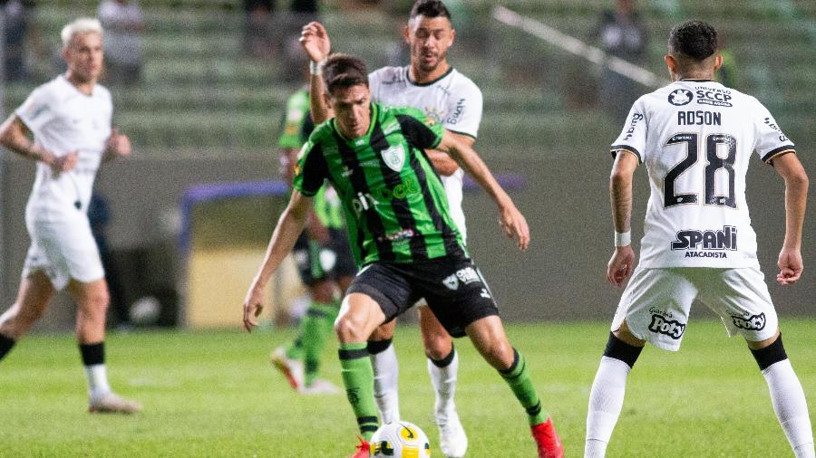 Alê, do América-MG, tenta fazer a jogada durante jogo contra o Corinthians - Fernando Moreno/AGIF