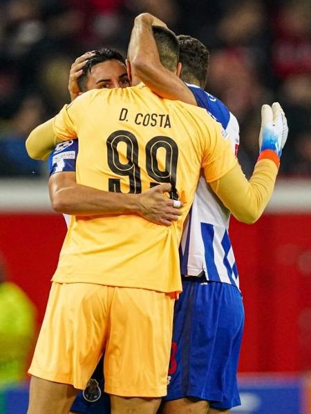 Diogo Costa comemora com companheiros de equipe sua assistência na vitória do Porto sobre o Bayer Leverkusen na Liga dos Campeões - Joris Verwijst/Getty