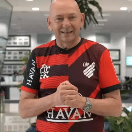 Luciano Hang, dono da Havan, com camisa dividida de Athletico e Flamengo pela final da Libertadores 2022 - Reprodução/Instagram