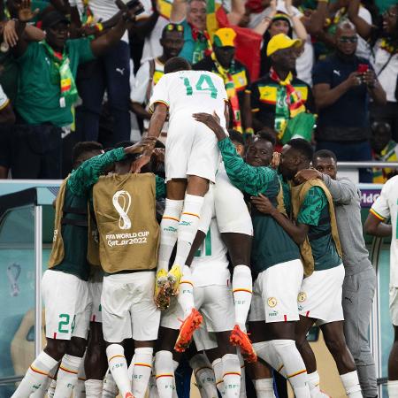 Jogadores de Senegal comemora gol marcado por Dia na partida contra o Qatar - Sebastian Frej/MB Media/Getty Images