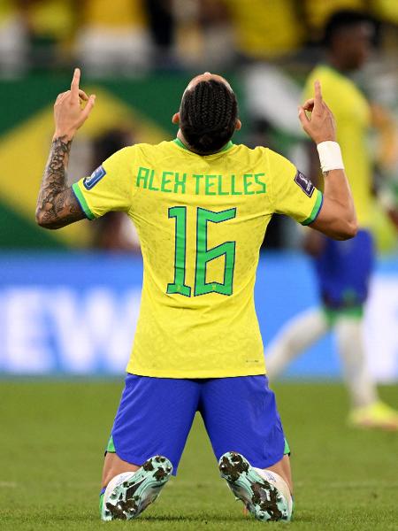 Lateral se machucou durante Brasil x Camarões, último jogo do Grupo G da Copa - Fabrice Coffrini/AFP