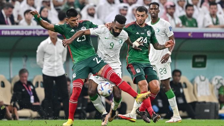 Mexico's Jesus Gallardo and Luis Chavez score Saudi Arabia's Firas Al Brikan - DeFodi Images via Getty Images - DeFodi Images via Getty Images