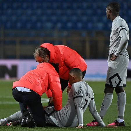 Mbappé sente o posterior da coxa em partida contra o Montpellier e é substituído - SYLVAIN THOMAS / AFP