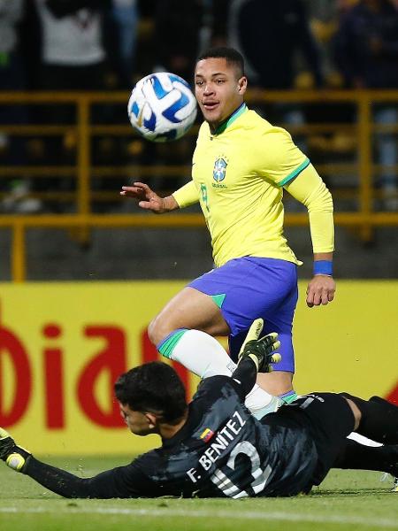 Vitor Roque marca de cavadinha na partida entre Brasil e Venezuela, pelo Sul-Americano sub-20 - Rafael Ribeiro/CBF