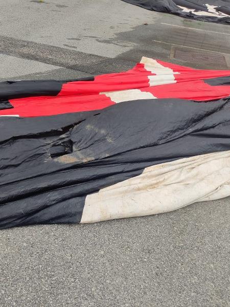 Bandeirão que o Corinthians jogou no lixo foi recuperado, mas não tem condições de uso - Divulgação