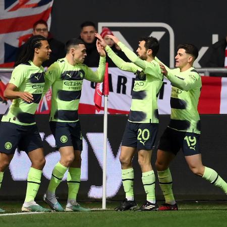 Jogadores do City comemoram gol sobre o Bistrol na Copa da inglaterra - Shaun Botterill/Getty Images