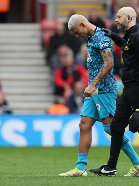 Richarlison lamenta ao sair de campo contra o Southampton por lesão - Adrian Dennis/AFP