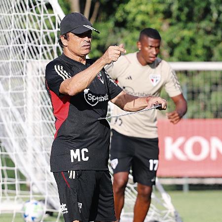 Milton Cruz comanda treino no São Paulo