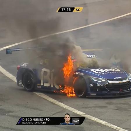 Carro de Diego Nunes pega fogo na Stock Car - Reprodução