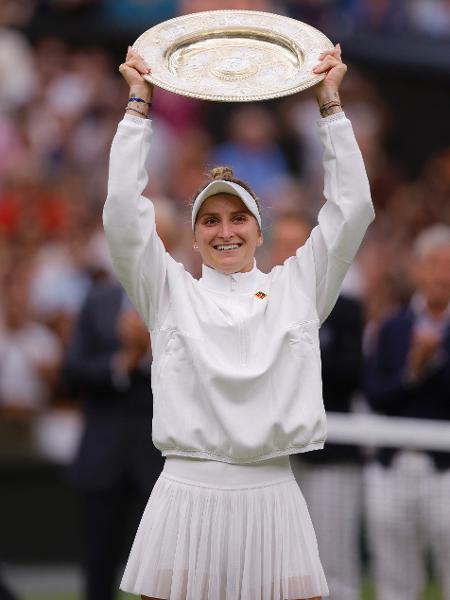 Marketa Vondrousova com o troféu de Wimbledon 2023