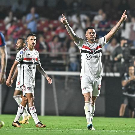 Luciano comemora seu gol sobre o San Lorenzo, após assistência de Nestor, na classificação do São Paulo na Sul-Americana