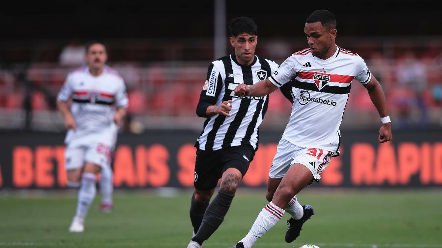 Juan, do São Paulo, e Di Plácido, do Botafogo, em ação no jogo do Brasileirão