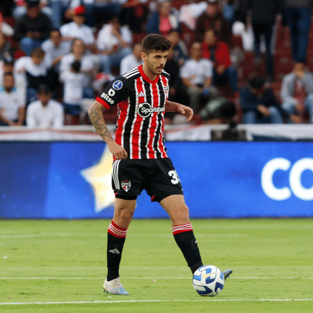 Beraldo, jogador do São Paulo em campo diante da LDU pela Sul-Americana