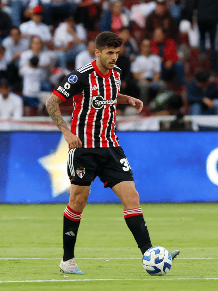 Beraldo, jogador do São Paulo em campo diante da LDU pela Sul-Americana