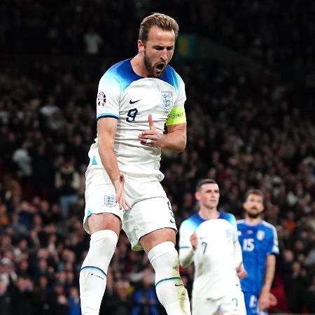 Harry Kane celebra gol da Inglaterra contra a Itália pelas Eliminatórias da Euro