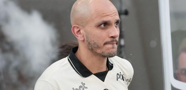 Fábio Santos critica atuação de VP como técnico