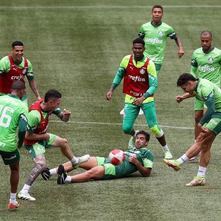O técnico Abel Ferreira participou do rachão com jogadores do Palmeiras no treino de hoje no Allianz Parque