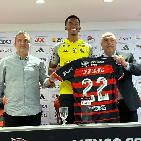 Bruno Spindel, Carlinhos e Marcos Braz na apresentação oficial do atacante no Flamengo