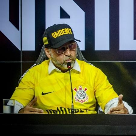 Augusto Melo apresenta a Vai de Bet, de amarelo: laranja, não