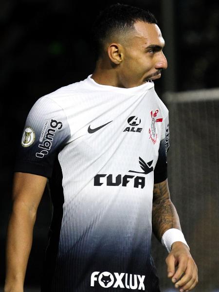 Matheuzinho se lamenta durante Vasco x Corinthians, jogo do Campeonato Brasileiro